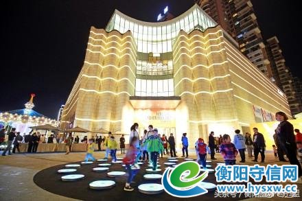 衡阳华新有个商场请了一群外国帅哥美女在做这事
