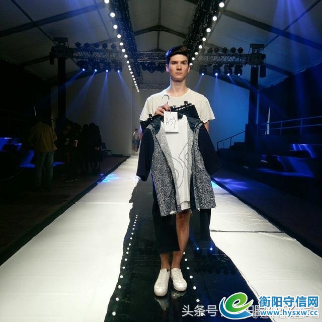 衡阳华新有个商场请了一群外国帅哥美女在做这事