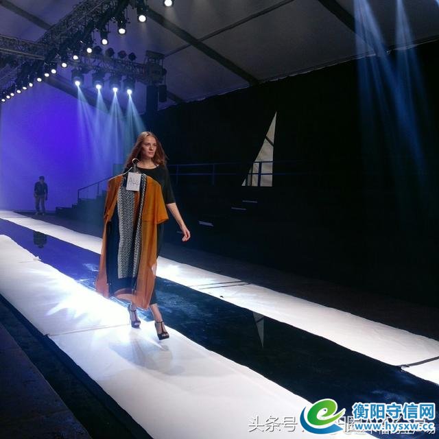 衡阳华新有个商场请了一群外国帅哥美女在做这事