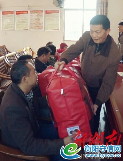 衡阳市档案局进村开展脱贫攻坚政策宣讲和“六个一”活动