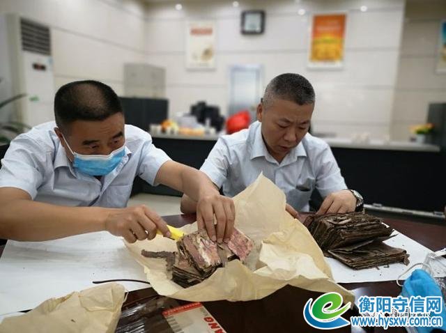 糟心!衡阳市民将钱存放家中,100 多万元人民币全遭腐蚀