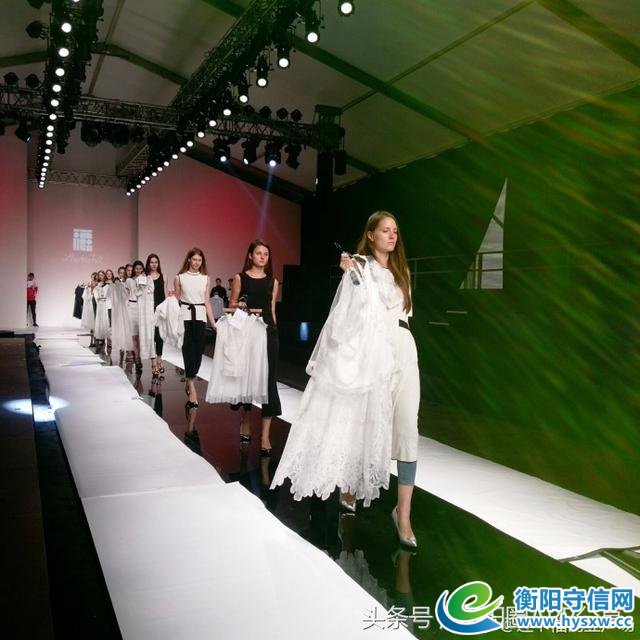 衡阳华新有个商场请了一群外国帅哥美女在做这事