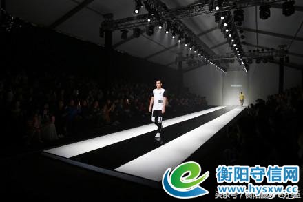 衡阳华新有个商场请了一群外国帅哥美女在做这事