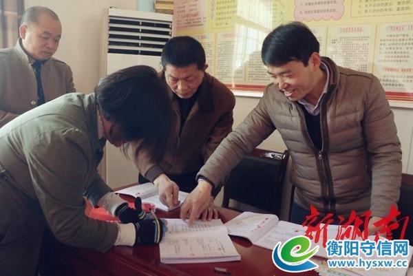 衡阳市档案局进村开展脱贫攻坚政策宣讲和“六个一”活动
