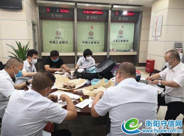 糟心！衡阳市民将钱存放家中，100多万元人民币全遭腐蚀