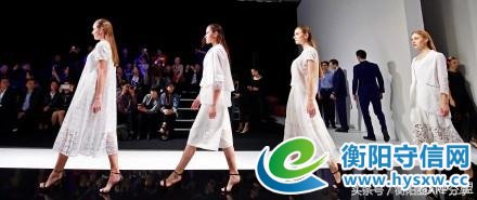 衡阳华新有个商场请了一群外国帅哥美女在做这事