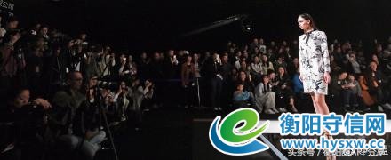 衡阳华新有个商场请了一群外国帅哥美女在做这事