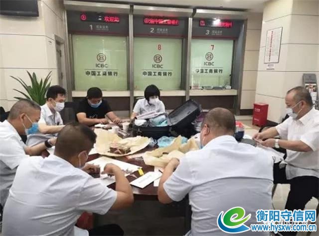衡阳市民将钱存放家中 100多万元人民币全遭腐蚀