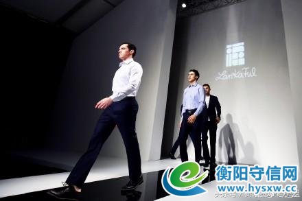 衡阳华新有个商场请了一群外国帅哥美女在做这事
