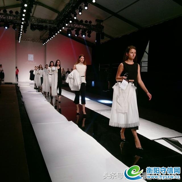 衡阳华新有个商场请了一群外国帅哥美女在做这事