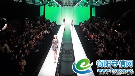 衡阳华新有个商场请了一群外国帅哥美女在做这事