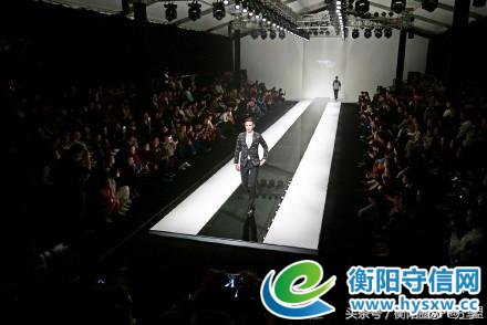 衡阳华新有个商场请了一群外国帅哥美女在做这事